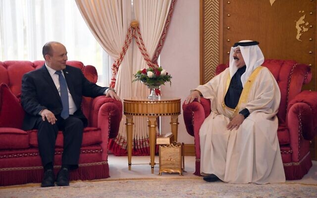 Prime Minister Naftali Bennett meets Bahraini King Hamad bin Isa al-Khalifa at his palace in Manama on February 15, 2022. (Haim Zach/GPO)