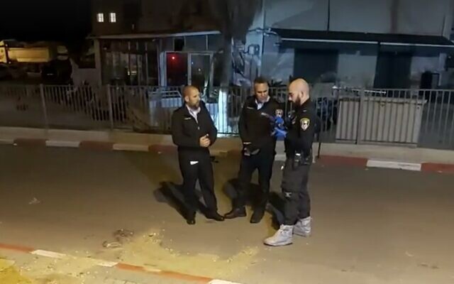 Police at the scene of a suspected murder in Jaffa, February 18, 2022. (Screenshot)
