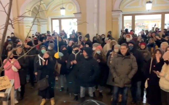 Hundreds demonstrate in St. Petersburg against Russia's invasion of Ukraine on February 25, 2022. (Screen capture/Twitter)
