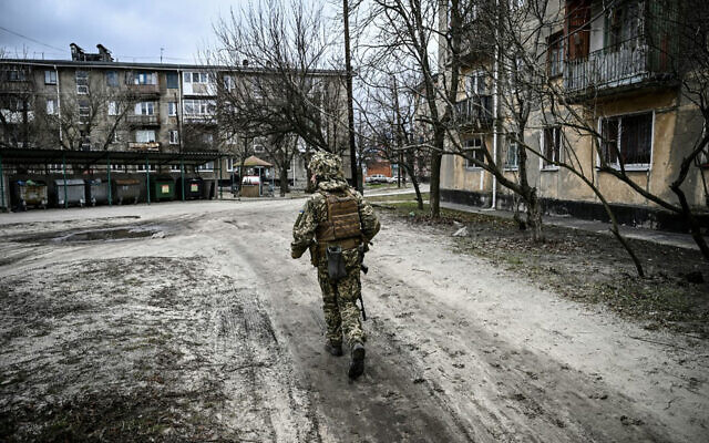 A Ukrainian soldier in the town of Schastia, near the eastern city of Lugansk, on February 22, 2022. (Aris Messinis/AFP)