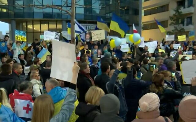 Hundreds gather in Tel Aviv to protest against Russia's invasion of Ukraine, on February 26, 2022. (Screenshot/Channel 12)