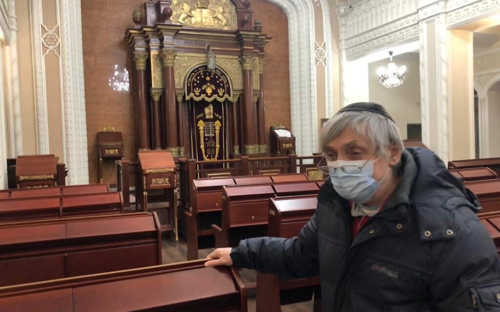 At historic Kyiv synagogue, congregants scoff at talk of war