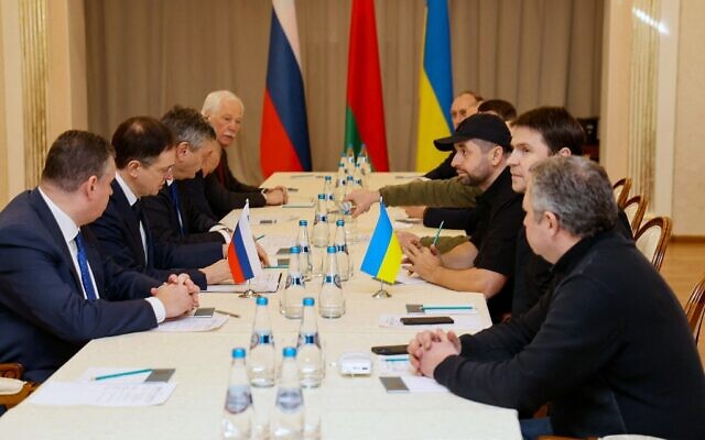 Members of delegations from Ukraine and Russia, including Russian presidential aide Vladimir Medinsky (2L), Ukrainian presidential aide Mykhailo Podolyak (2R), Volodymyr Zelensky's "Servant of the People" lawmaker Davyd Arakhamia (3R), hold talks in Belarus' Gomel region on February 28, 2022, following the Russian invasion of Ukraine. (Sergei KHOLODILIN / BELTA / AFP)