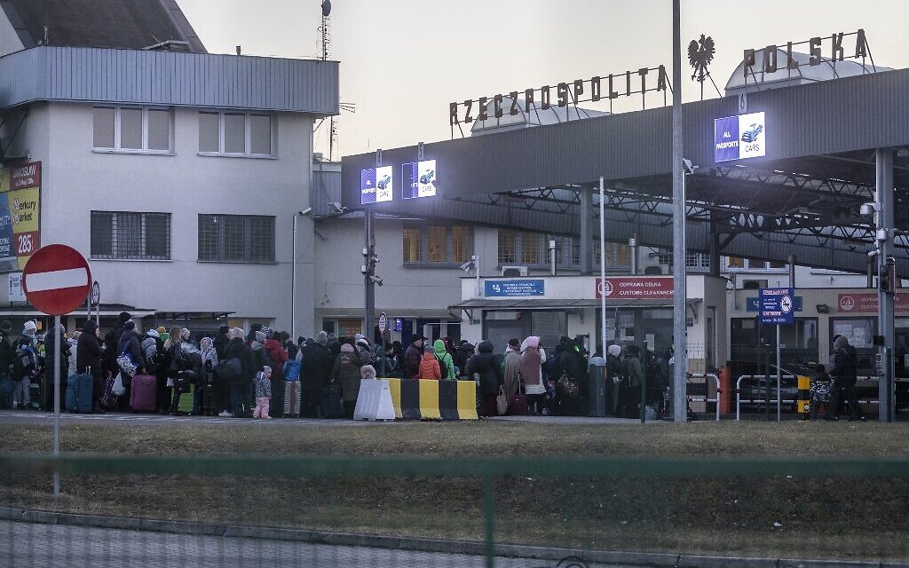 Refugees from Ukraine line up to get in to Poland on border crossing in Medyka, in eastern Poland on February 28, 2022 (Wojtek RADWANSKI / AFP)