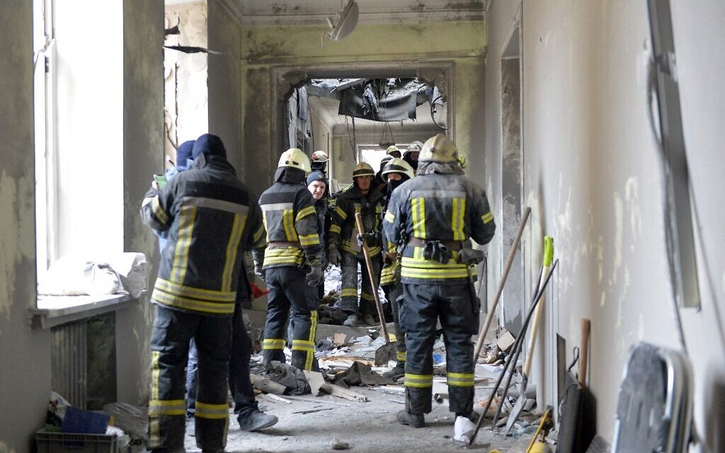 Emergency personnel work in the city hall of Kharkiv on March 1, 2022, destroyed as a result of Russian troop shelling (Sergey BOBOK / AFP)