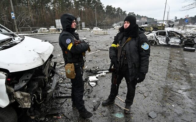 Armed men stand at a check-point in the city of Brovary outside Kyiv, on March 1, 2022. (Genya Savilov/AFP)