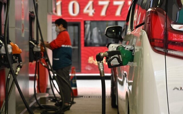 Petrol station attendants fill up vehicles at a petrol station in Hong Kong on March 7, 2022 with fuel prices rising as traders fretted over the fallout from Russia's invasion of Ukraine. (Peter PARKS / AFP)