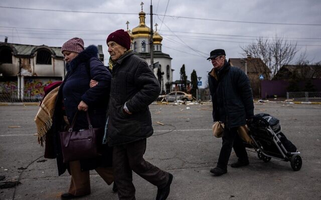 Evacuees flee the city of Irpin, northwest of Kyiv, on March 7, 2022 (Dimitar DILKOFF / AFP)