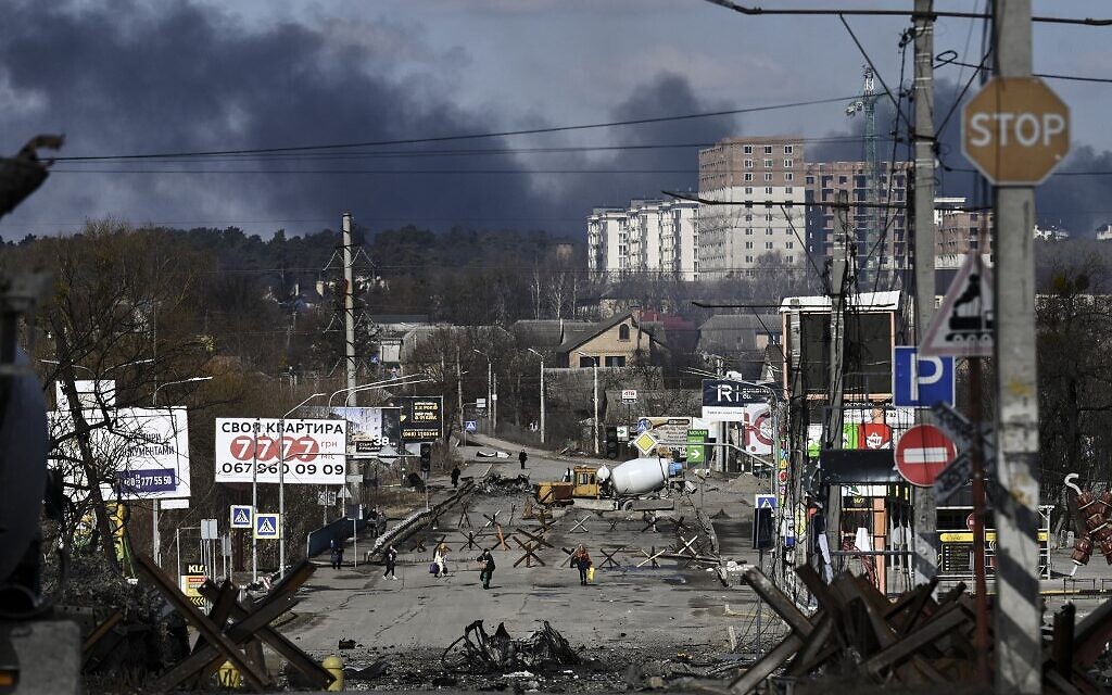 Residents evacuate the city of Irpin, north of Kyiv, on March 10, 2022.  (Aris Messinis / AFP)