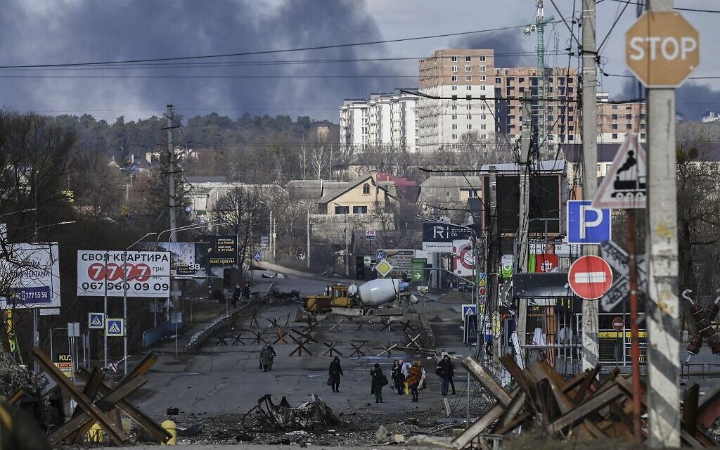 Residents evacuate the Ukrainian city of Irpin, north of Kyiv, on March 10, 2022 (Aris Messinis / AFP)