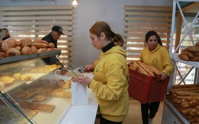 Staff members work at a bakery which is unsubsidised by the Tunisian state, in the capital Tunis, on March 11, 2022. - (Anis MILI / AFP)