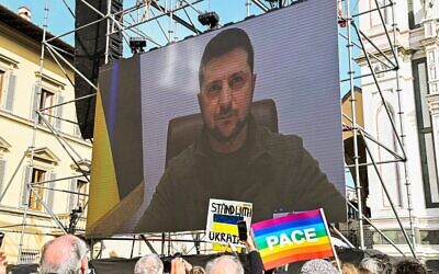 A giant screen shows Ukraine's President Volodymyr Zelensky speaking through a video link to people taking part in a peace rally for Ukraine on March 12, 2022 in Florence (Carlo BRESSAN / AFP)