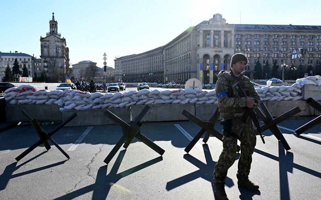 Former Ukrainian tennis player Sergiy Stakhovsky guards Independence Square in Kyiv, on March 15, 2022. (Photo by Sergei SUPINSKY / AFP)