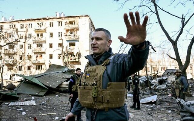 Kyiv's mayor Vitali Klitschko next to a five-story residential building that partially collapsed after a shelling in Kyiv on March 18, 2022 (Sergei SUPINSKY / AFP)