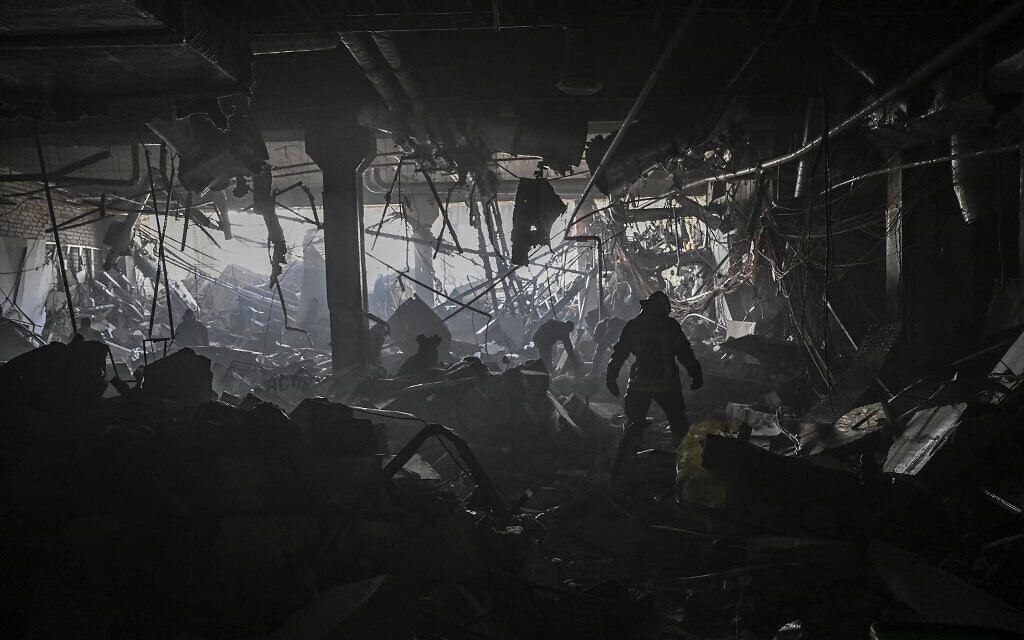 A Ukrainian serviceman walks between debris inside the Retroville shopping mall after a Russian attack on the northwest of the capital Kyiv on March 21, 2022 (ARIS MESSINIS / AFP)