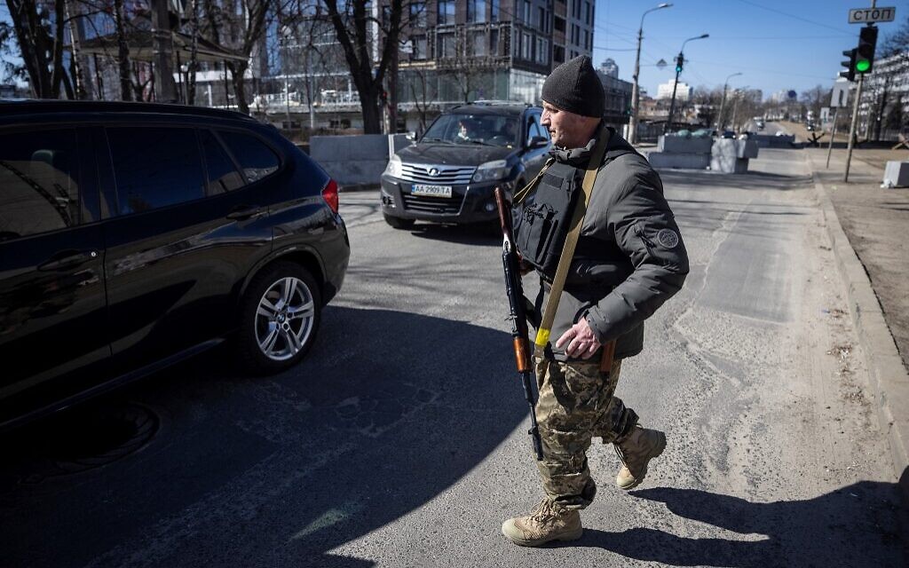 A Ukrainian serviceman controls a vehicle at a military check point in Kyiv on March 21, 2022 before the start of a 35-hour curfew at 8:00pm (1800 GMT). (FADEL SENNA / AFP)