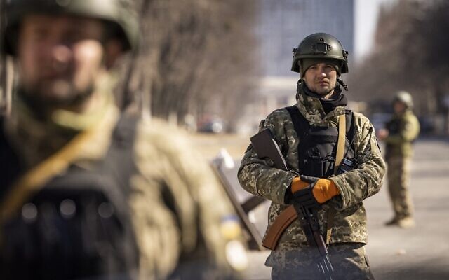 Ukrainian servicemen stand guard at a military check point in Kyiv on March 21, 2022 (FADEL SENNA / AFP)