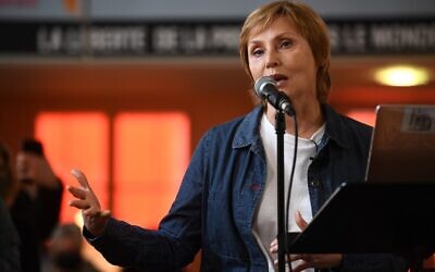 Russian journalist Zhanna Agalakova addresses media during a press conference at the Reporters Sans Frontieres (RSF) headquarters in Paris on March 22, 2022. (Christophe ARCHAMBAULT / AFP)