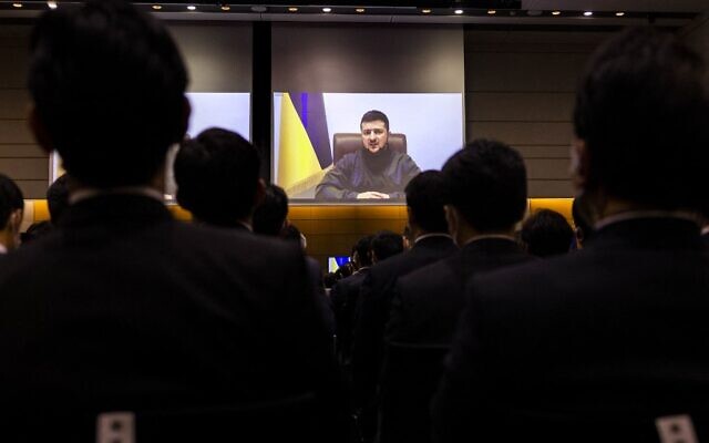 Ukrainian President Volodymyr Zelensky speaks to members of Japan's lower house of parliament via a video link at the House of Representatives office building in Tokyo on March 23, 2022. (BEHROUZ MEHRI / POOL / AFP) Ukrainian President Volodymyr Zelensky speaks to members of Japan's lower house of parliament via a video link at the House of Representatives office building in Tokyo on March 23, 2022. (BEHROUZ MEHRI / POOL / AFP)