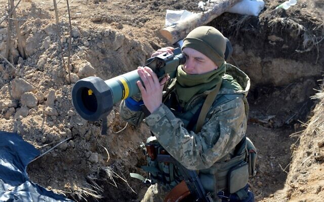 A Ukrainian serviceman holds a FGM-148 Javelin, an American-made portable anti-tank missile, at a checkpoint near Kharkiv on March 23, 2022. (Sergey Bobok/AFP)