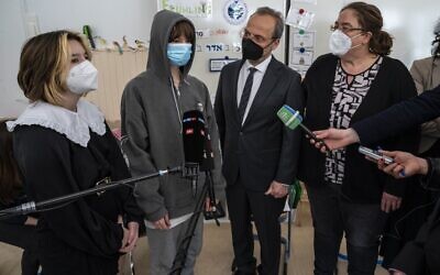Germany's Anti-Semitism Commissioner Felix Klein (2nd from R) and Rabbi Gesa Ederberg (R) listen to the testimonies of Ukrainian jewish youths Mark from Kyiv (2nd from L) and Sonja from Odessa at Berlin's Jewish International school in Berlin on March 24, 2022. (John MACDOUGALL / AFP)