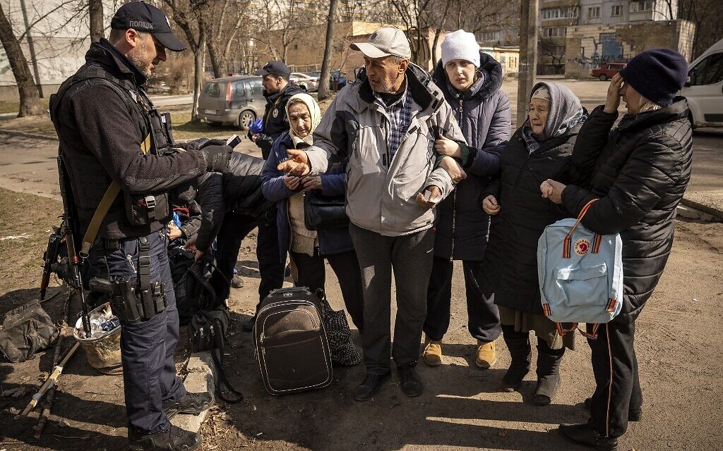 Displaced people fleeing the suburbs have their IDs checked in the Ukrainian capital Kyiv on March 24, 2022. (FADEL SENNA / AFP)