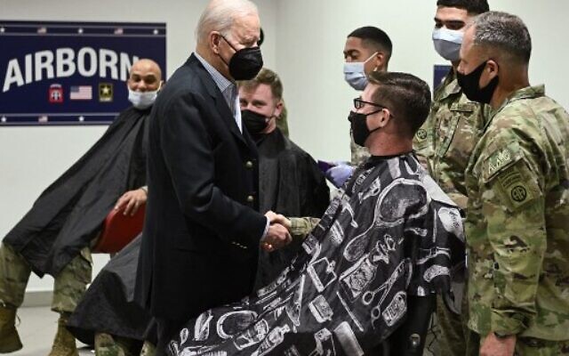 US President Joe Biden (C) meets with service members from the 82nd Airborne Division, who are contributing alongside Polish Allies to deterrence on the Allianc's Eastern Flank, in the city of Rzeszow in southeastern Poland, around 100 kilometres (62 miles) from the border with Ukraine, on March 25, 2022. (Brendan SMIALOWSKI / AFP)