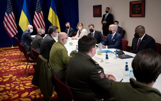 US President Joe Biden (back 2ndR) together with US Secretary of State Antony Blinken (back 3rdR) and US Defence Secretary Lloyd Austin (back R) attend a meeting on Russia's war in Ukraine with Ukrainian Foreign Minister Dmytro Kuleba (front 3rdL) and Ukrainian Defence Minister Oleksii Reznikov (front 3rdR) in Warsaw on March 26, 2022. (Brendan Smialowski / AFP)