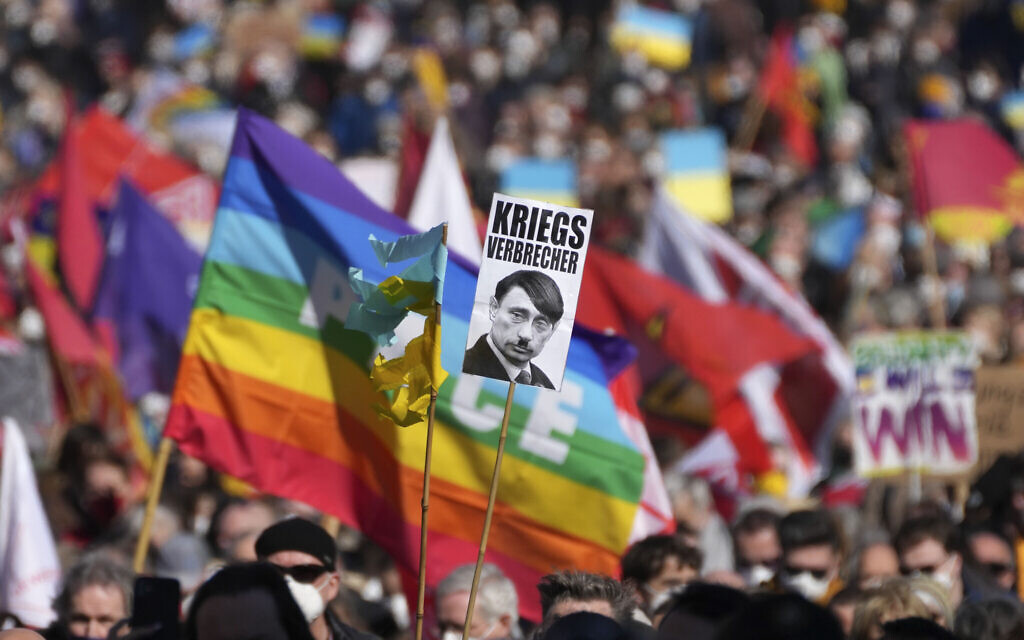 People attend a pro-Ukraine protest rally against Russian president Putin in Berlin, Germany, March 13, 2022 (AP Photo/Michael Sohn)