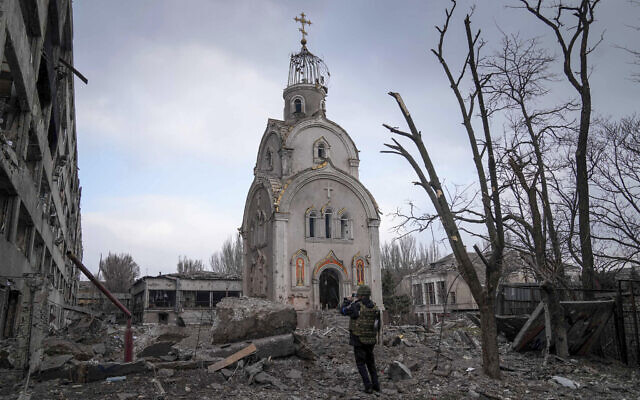 Una iglesia dañada tras un bombardeo en Mariupol