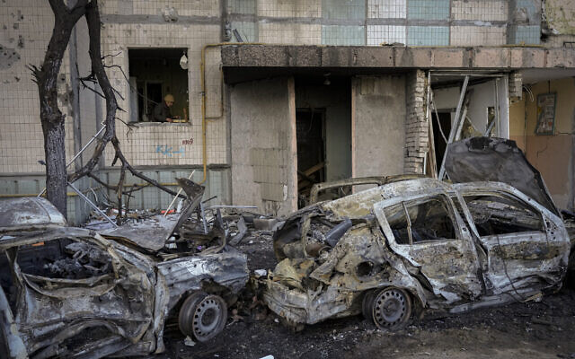 Departamento y autos destrozados en Mariupol