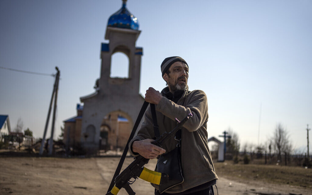 Illustrative: A member of the Ukraine Territorial Defense unit prepares to go to the front line in Yasnogorodk, on the outskirts of Kyiv, Ukraine, March 25, 2022. (AP/Rodrigo Abd)