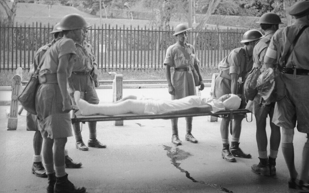 Британский солдат, один из жертв боевых действий на Малайском полуострове, доставлен в Сингапур 9 февраля 1942 года для оказания медицинской помощи. (Фото AP / Фрэнк Ноэль)