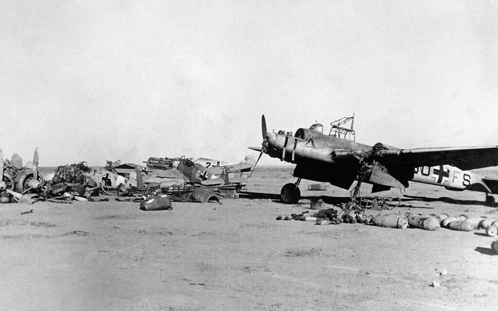 Беспорядочные обломки самолетов стран Оси на передовой посадочной площадке в Ливии 14 февраля 1942 года. (Фото AP)
