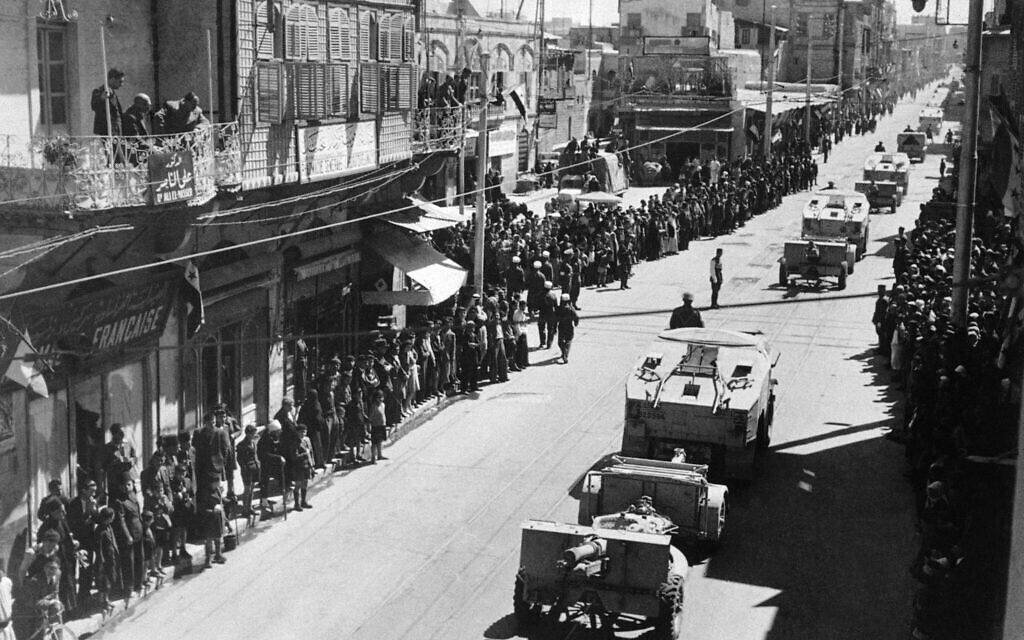Толпы наблюдают, как новозеландский полевой полк принимает участие в торжественном параде по улицам Алеппо, Сирия, 3 июня 1942 года. (Фото AP)
