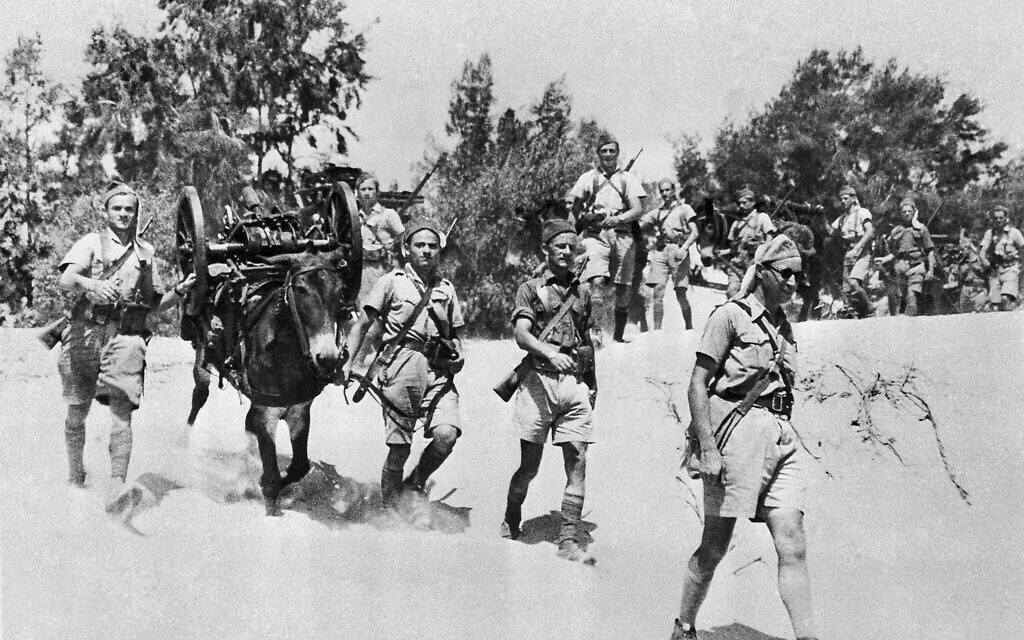 Польские солдаты готовы сразиться с немецкими войсками в Сирии, 25 июня 1942 года. (Фото AP)