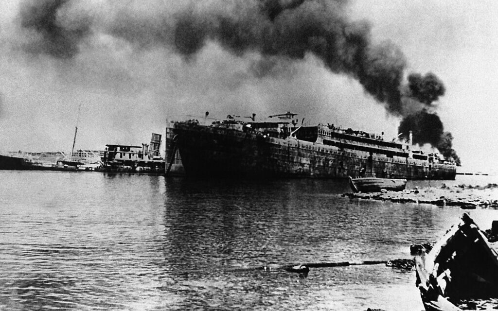 Остатки британского военного транспорта в гавани Тобрука 3 августа 1942 года после атаки немецких бомбардировщиков Stuka. (Фото AP)