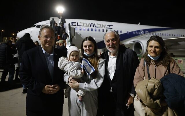 CEO and President of the Jewish Federations of North America Eric Fingerhut (second from right) along with WZO World Chairman Yaakov Hagoel (left) welcoming new olim arriving in Israel from Ukraine, March 10, 2022. (Olivier Fitoussi/Jewish Agency for Israel)