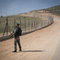 Illustrative: Israeli border police officers guard near the security fence, near the West Bank village of Hizme, March 27, 2018. (Yonatan Sindel/Flash90)