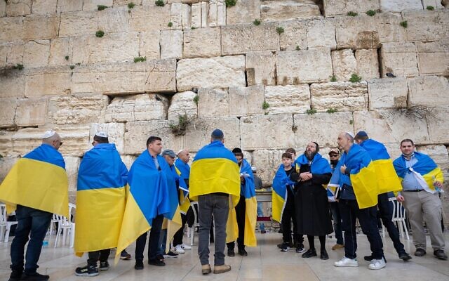Ukraine's ambassador to Israel, Yevgen Korniychuk, Ukrainian citizens and supporters attend a special prayer for the Ukrainian people organized by Businessman Arie Schwartz, at the Western Wall, in Jerusalem's Old City on March 2, 2022. (Yonatan Sindel/Flash90)