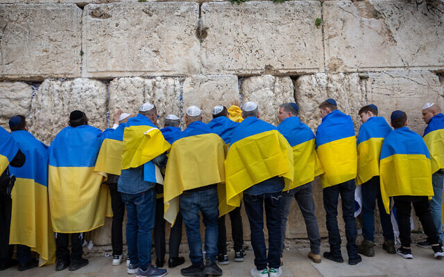 Ukraine's ambassador to Israel, Yevgen Korniychuk, Ukrainian citizens and supporters attend a special prayer for the Ukrainian people organized by Businessman Arie Schwartz, at the Western Wall, in Jerusalem's Old City on March 2, 2022. (Yonatan Sindel/Flash90)