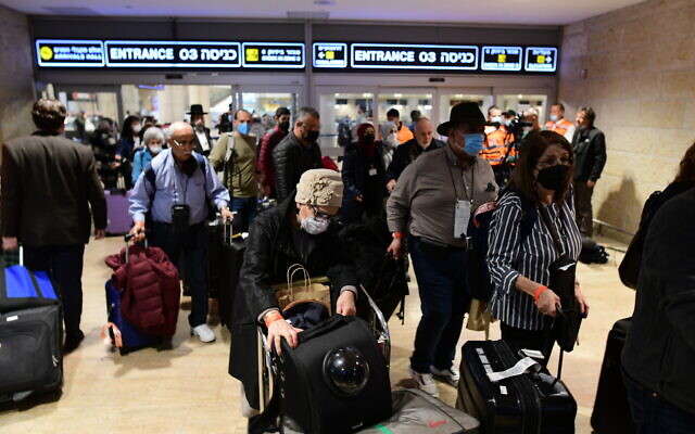 Israeli and Ukrainian refugees arriving from Ukraine on a rescue flight are welcomed at Ben Gurion international airport near Tel Aviv, on March 3, 2022. (Avshalom Sassoni/Flash90)
