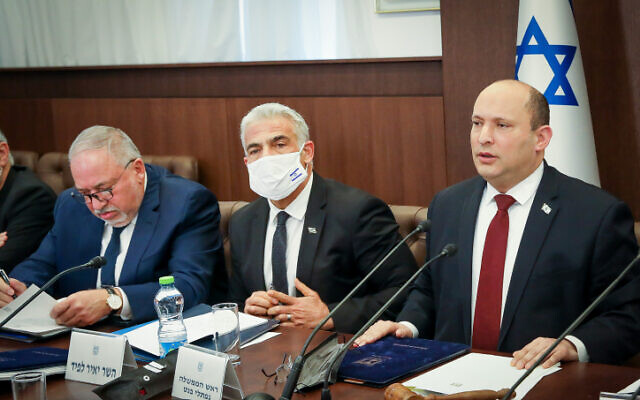 Prime Minister Naftali Bennett (right) leads a cabinet meeting at the Prime Minister's Office in Jerusalem on March 6, 2022, hours after flying to Russia and Germany in an effort to mediate a resolution to Russia's invasion of Ukraine.  (Marc Israel Sellem/POOL/Flash90)