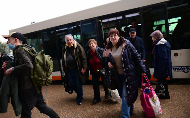 Immigrants fleeing Ukraine arrive at Ben Gurion Airport near Tel Aviv, on March 15, 2022. (Tomer Neuberg/Flash90)