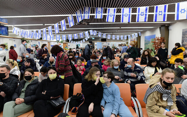 Jewish immigrants fleeing from war zones in Ukraine arrive at the Israeli immigration and absorption office at Ben Gurion airport, on March 15, 2022. (Tomer Neuberg/Flash90)