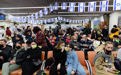 Jewish immigrants fleeing from war zones in Ukraine arrive at the Israeli immigration and absorption office, at the Ben Gurion airport near Tel Aviv, on March 15, 2022. (Tomer Neuberg/Flash90)