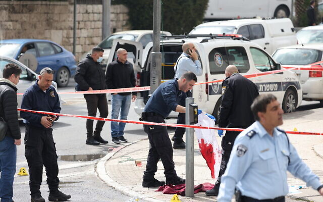 Police officers at the scene of a stabbing attack near Jerusalem's Old City, March 19, 2022. (Yonatan Sindel/Flash90)