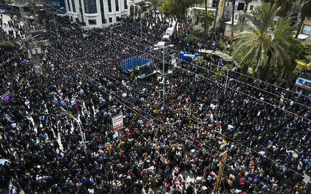 Men gather during the funeral ceremony of Rabbi Chaim Kanievsky in the city of Bnei Brak, on March 20, 2022 (Arie Leib Abrams/Flash90)