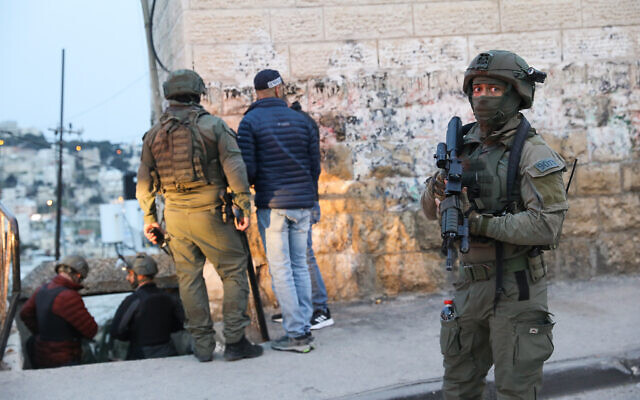 Israeli security forces at the scene of a suspected stabbing attack in East Jerusalem's Ras al-Amud, March 20, 2022. (Noam Revkin Fenton/Flash90)
