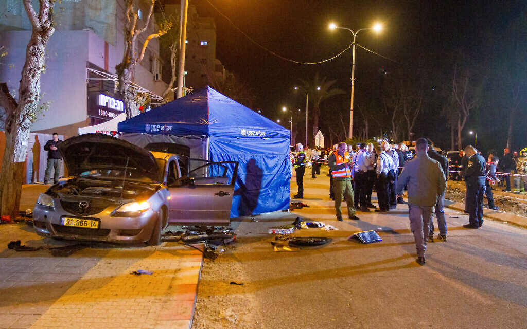 Israeli security forces at the scene of a shooting attack in Hadera, March 27, 2022. (Flash90)